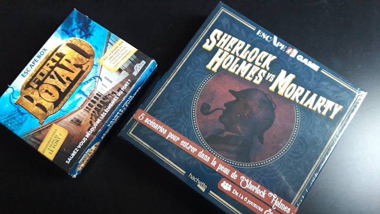 Deux boîtes de jeux de société, dont une jeu sur Sherlock Holmes
